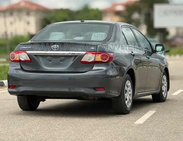 Toyota corola Corola grise sourie